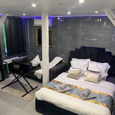 Room & Jacuzzi - Stade De France Saint-Denis  Exterior foto