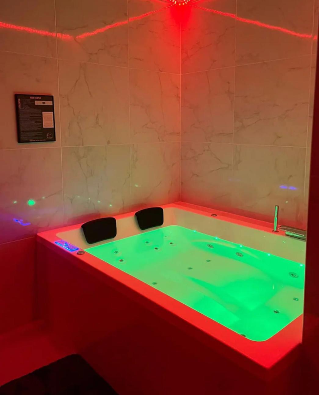 Room & Jacuzzi - Stade De France Saint-Denis  Exterior foto