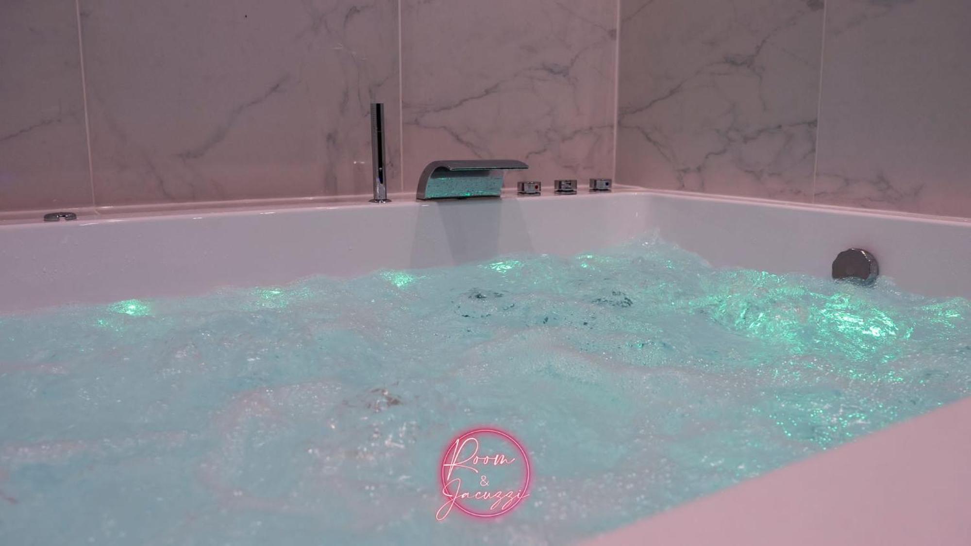 Room & Jacuzzi - Stade De France Saint-Denis  Exterior foto